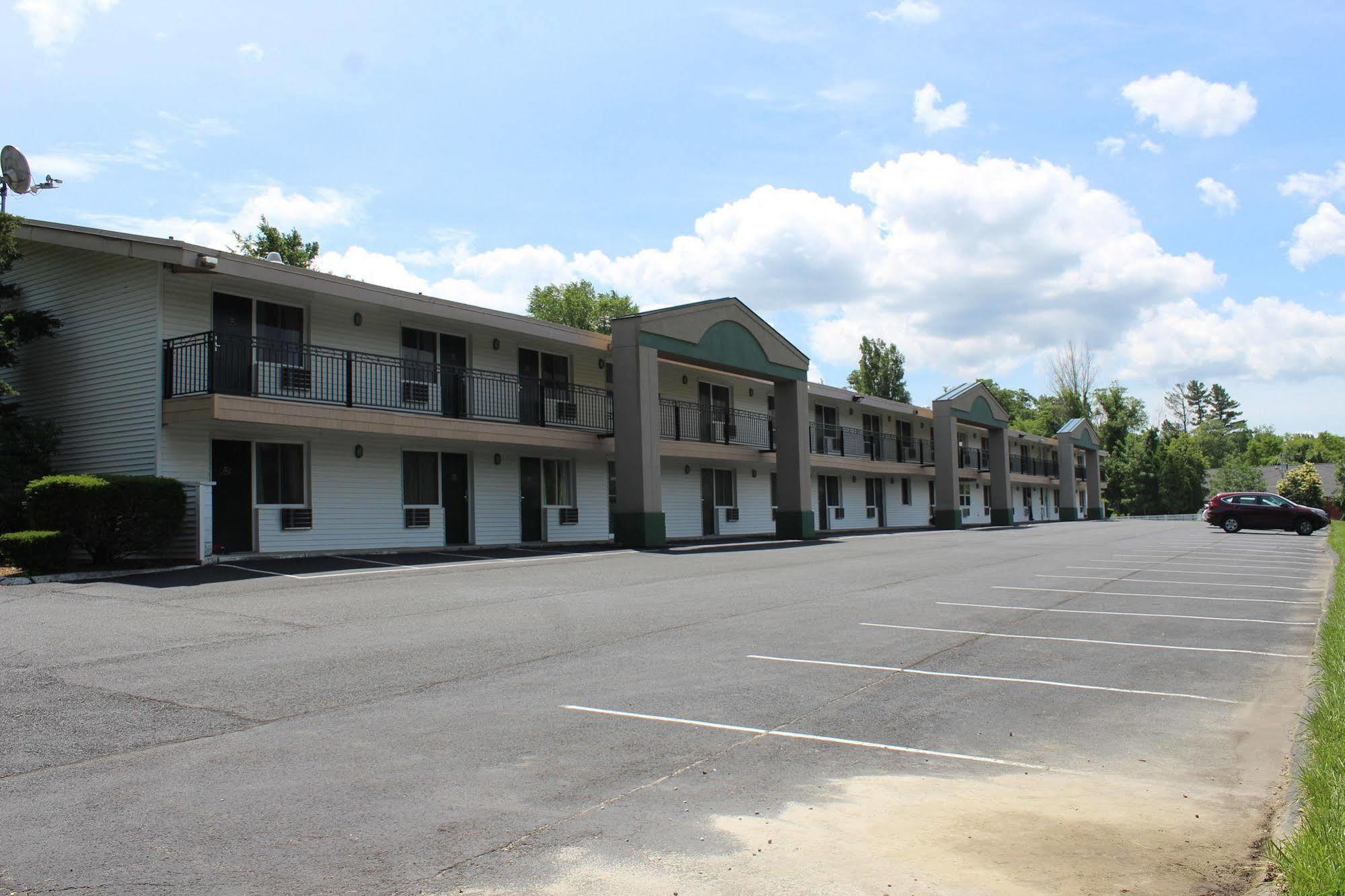 Days Inn By Wyndham Lenox Ma Exterior foto
