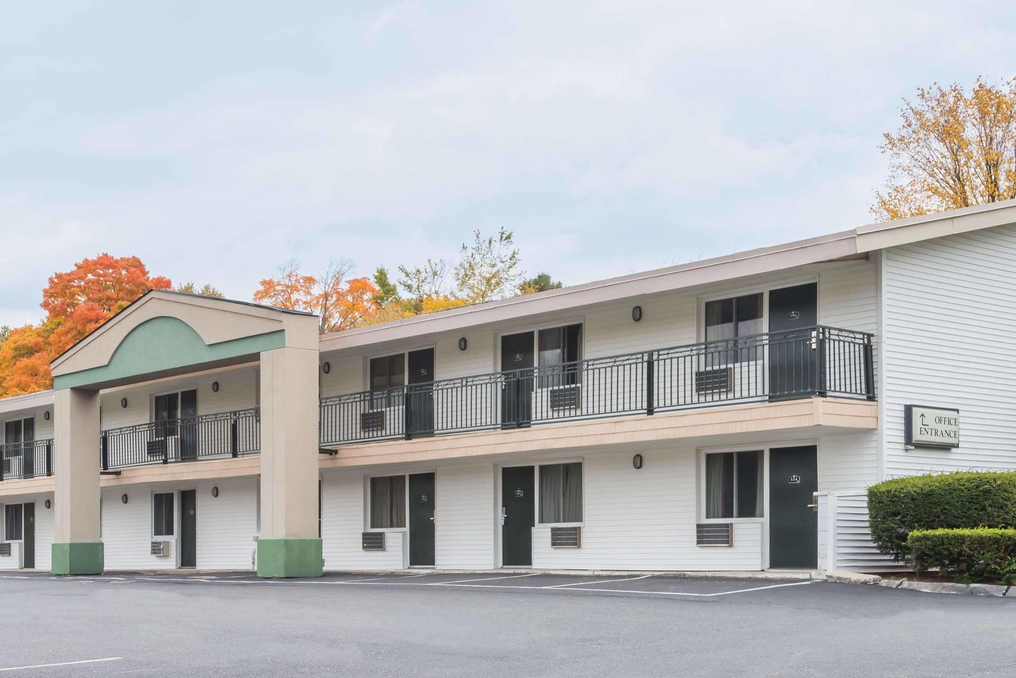 Days Inn By Wyndham Lenox Ma Exterior foto